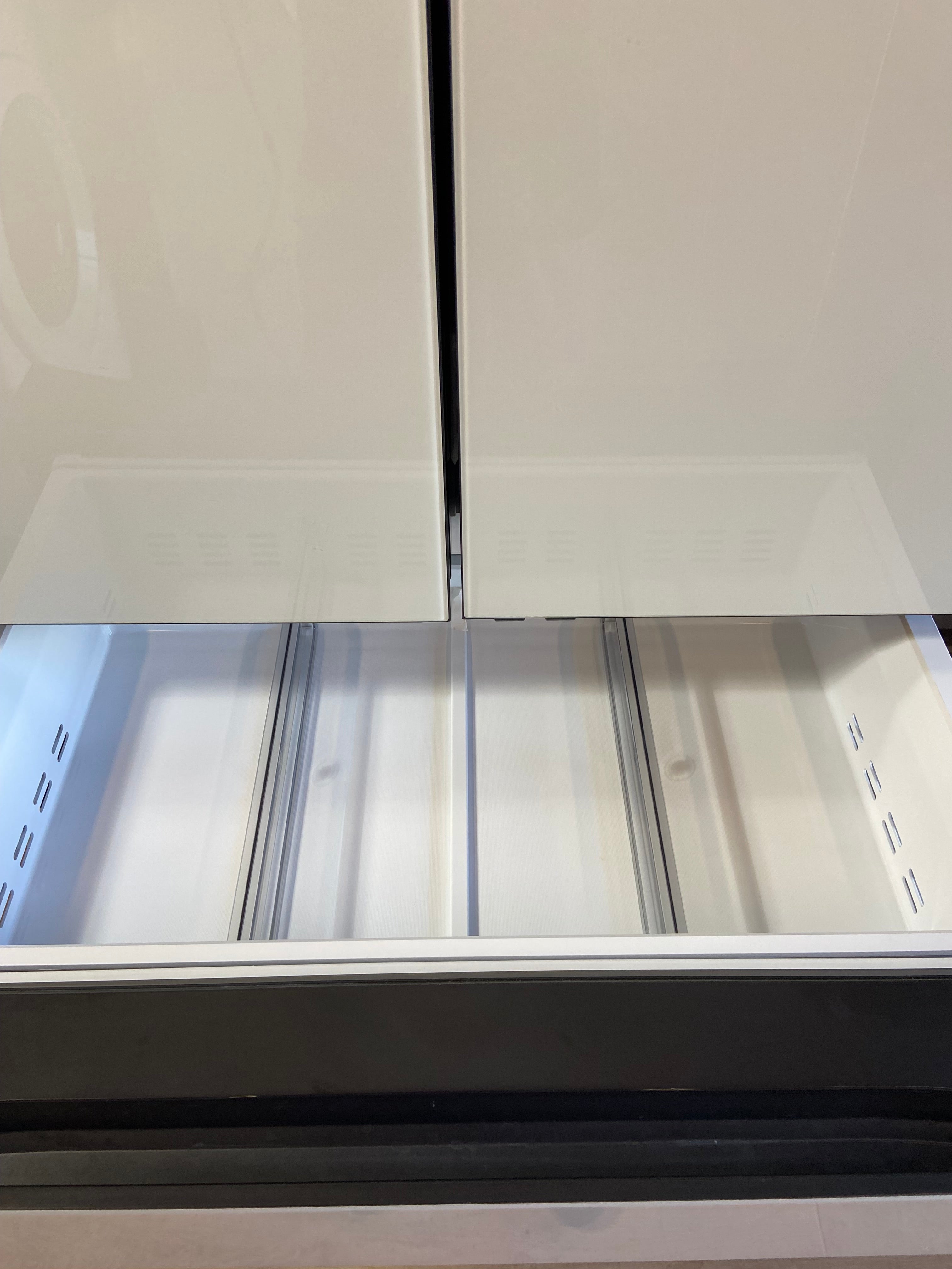 Samsung Bespoke Counter-Depth Beverage Center 23-cu ft 4 -Door 36-in Wide with Dual Ice Maker and Door within Door ( White Glass )
