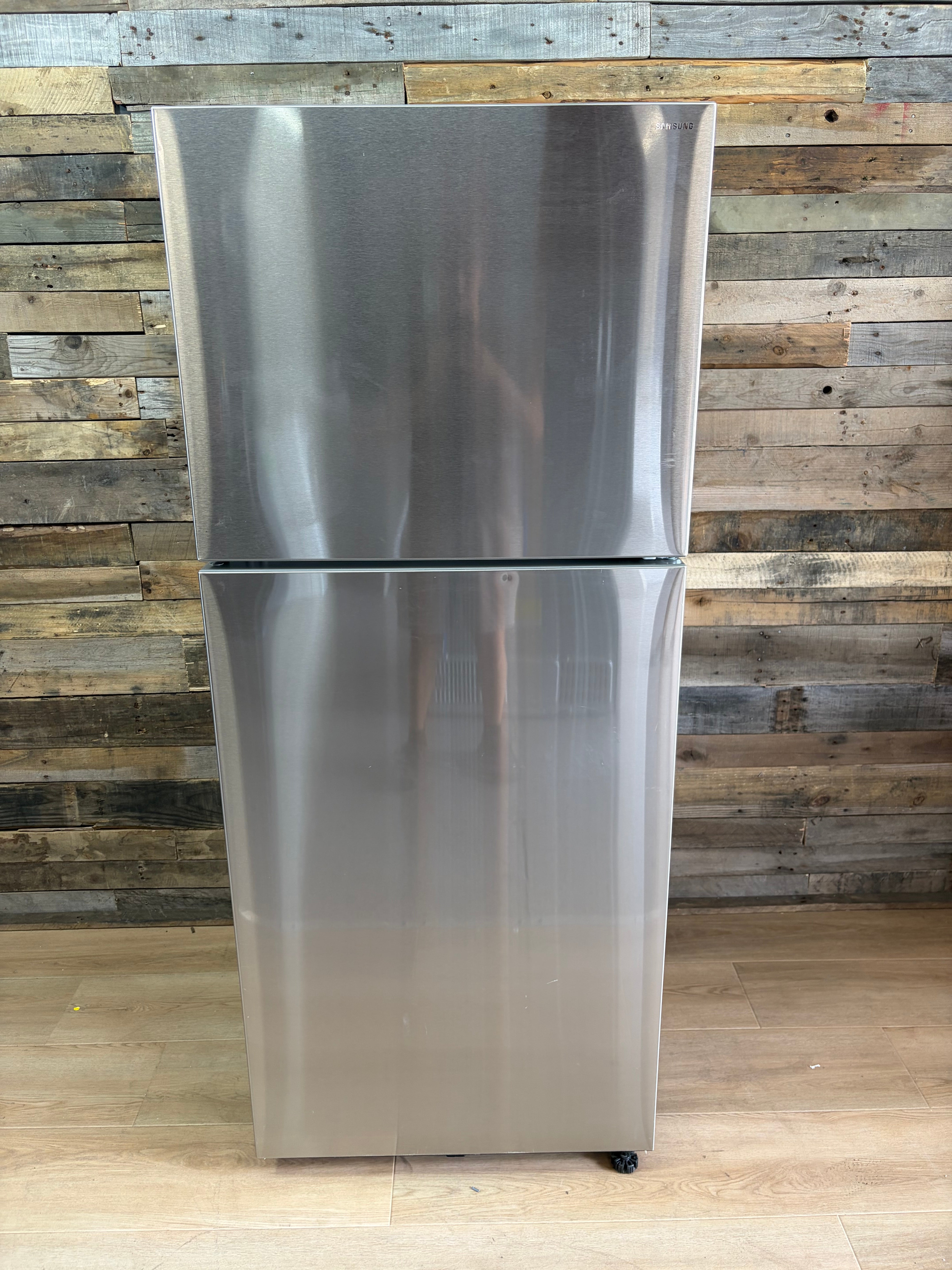 Samsung 18-Cu. Ft. Top Freezer Refrigerator with Ice Maker