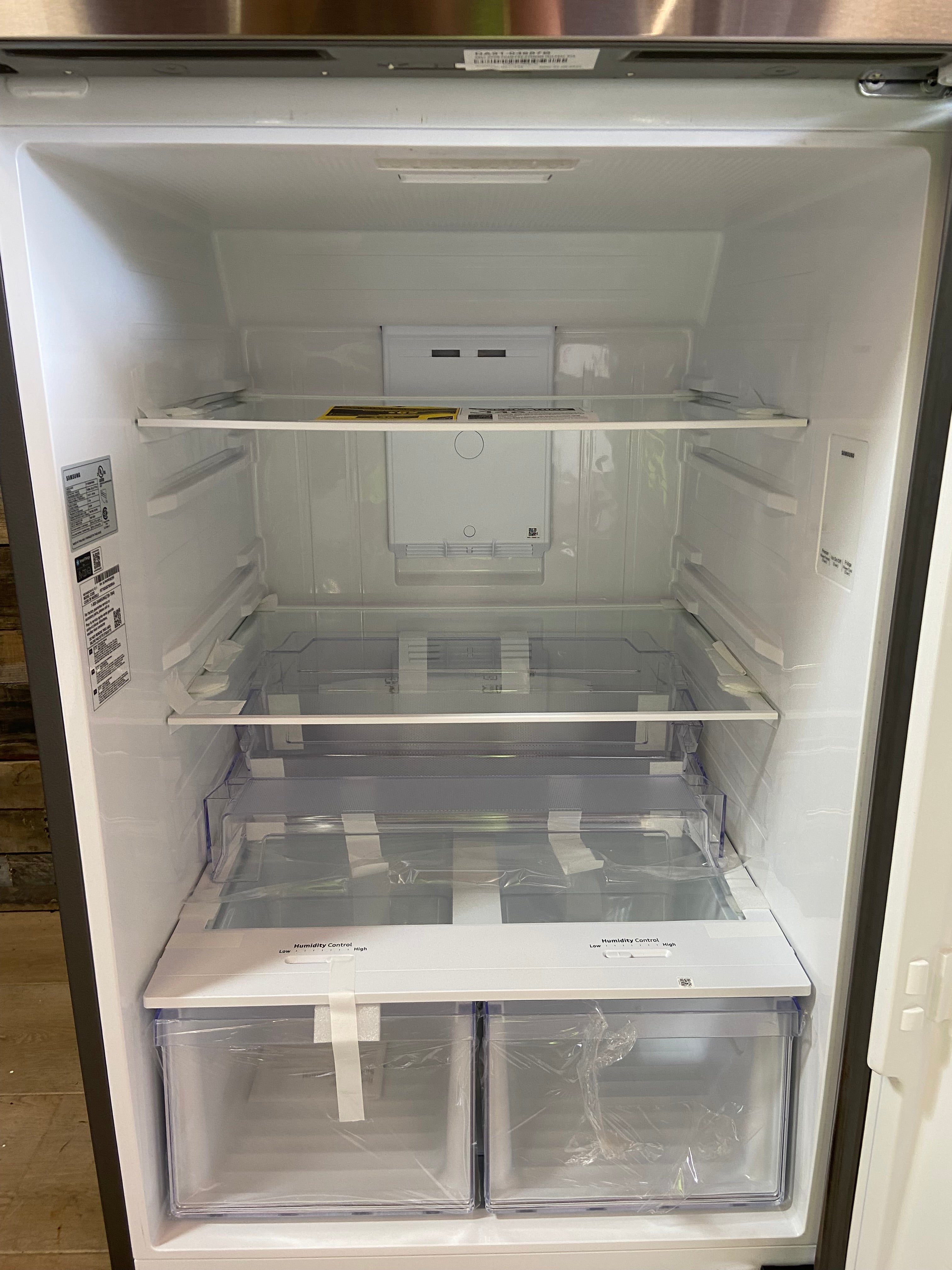 Samsung Garage Ready 17.5-cu ft Standard-Depth 28-in Wide Top-Freezer Refrigerator