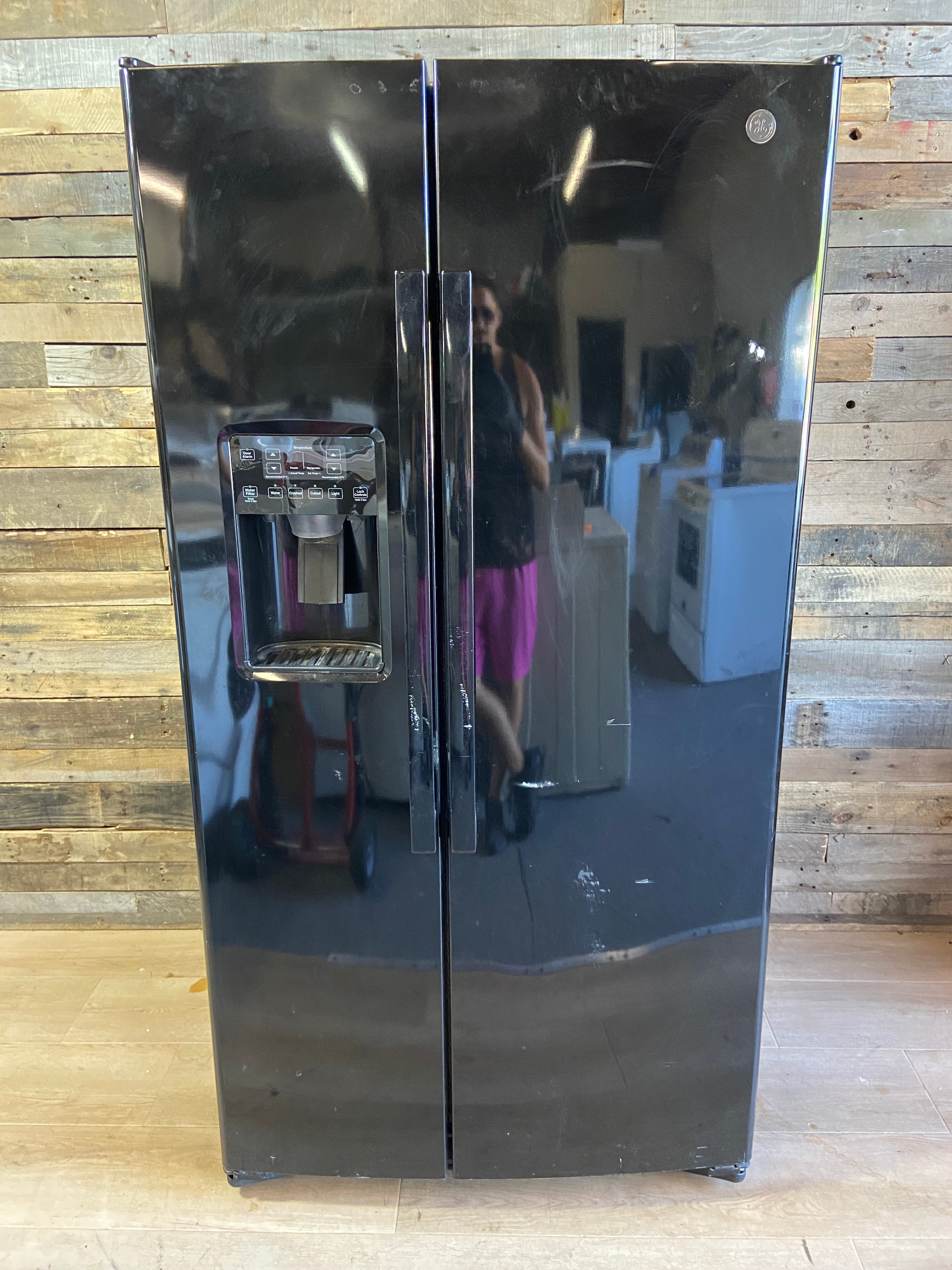 Black Side/Side GE Refrigerator. Ice/Water doesn’t work
