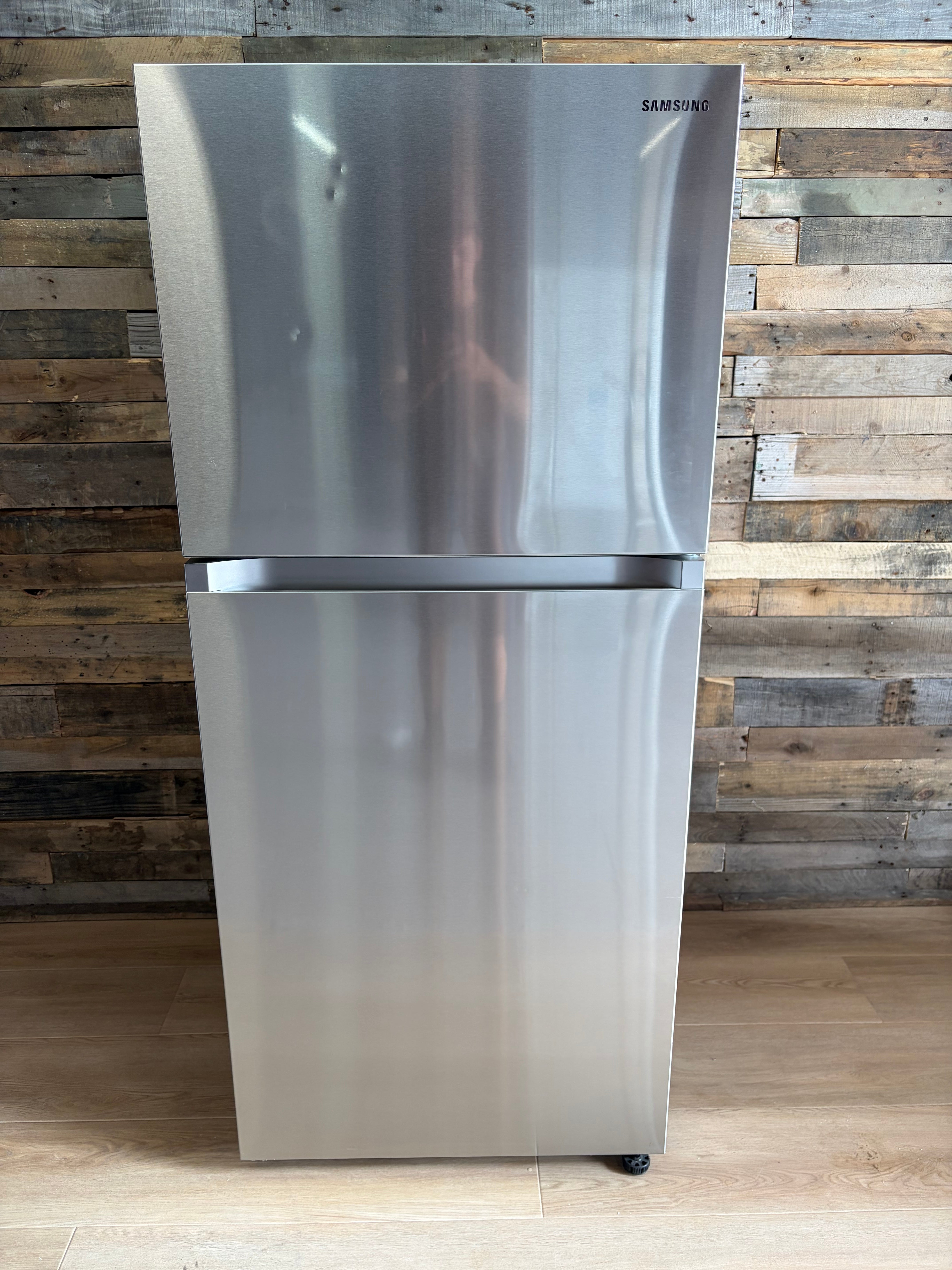 Samsung 18 cu. ft. Top Freezer Refrigerator with FlexZone™ and Ice Maker in Stainless Steel