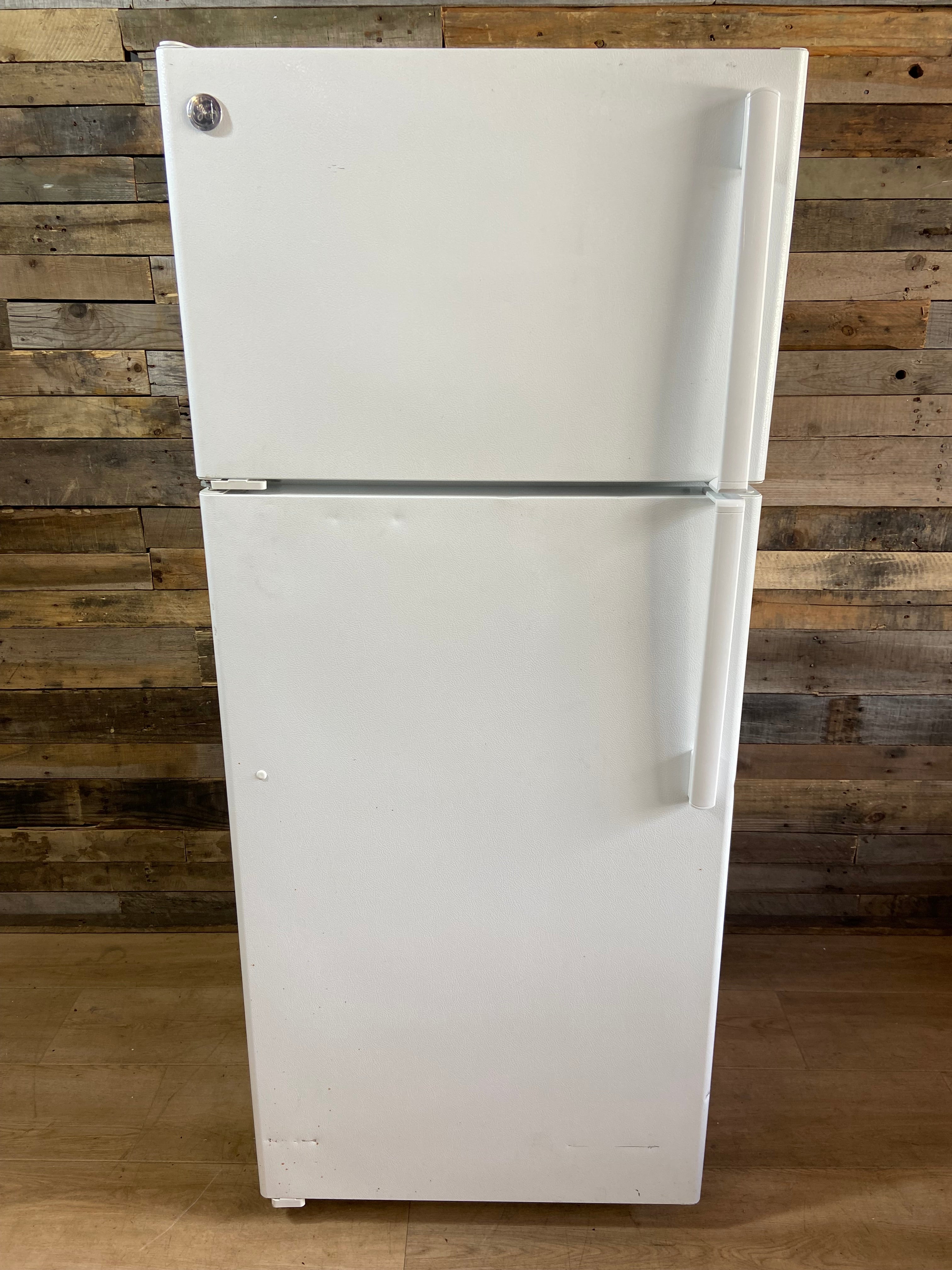 GE White Top/Bottom Refrigerator With Ice Maker