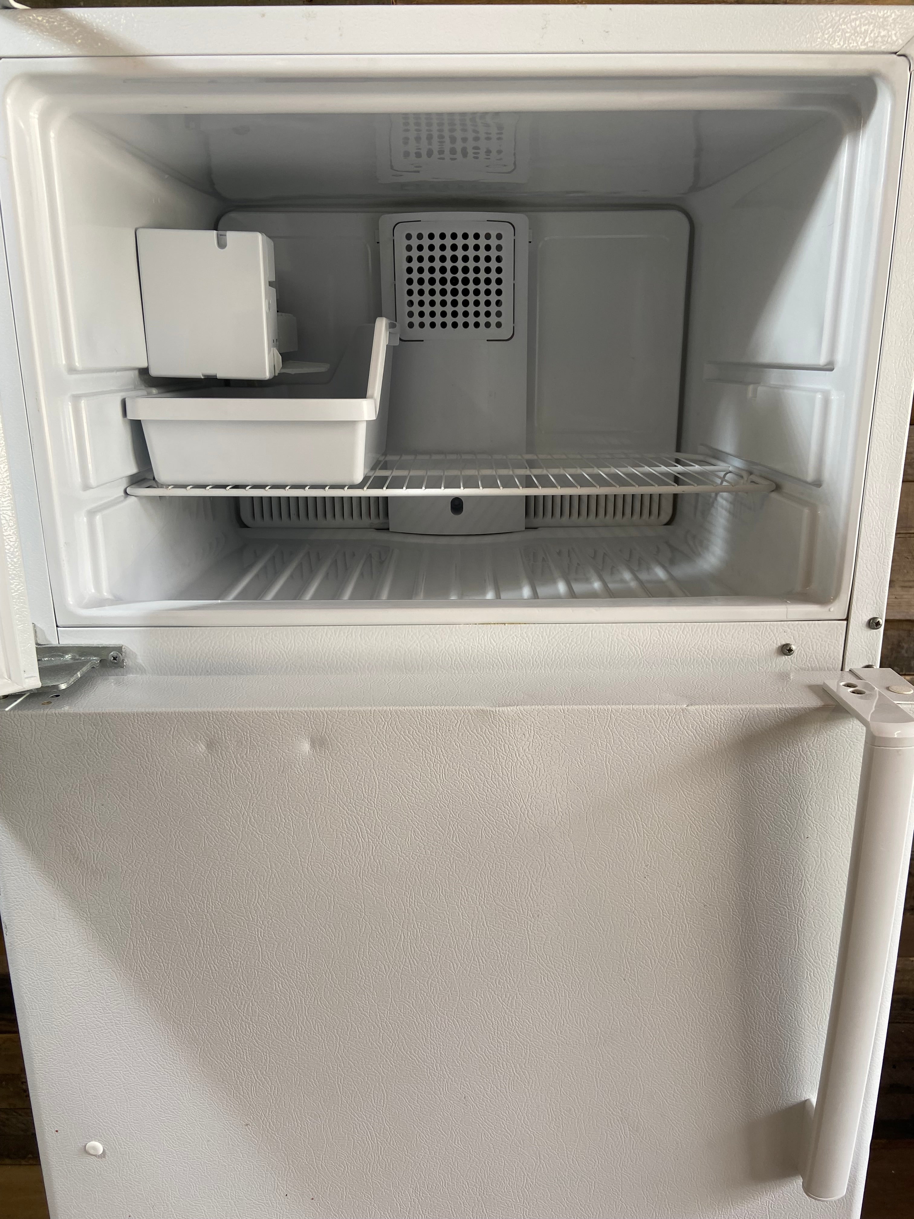 GE White Top/Bottom Refrigerator With Ice Maker
