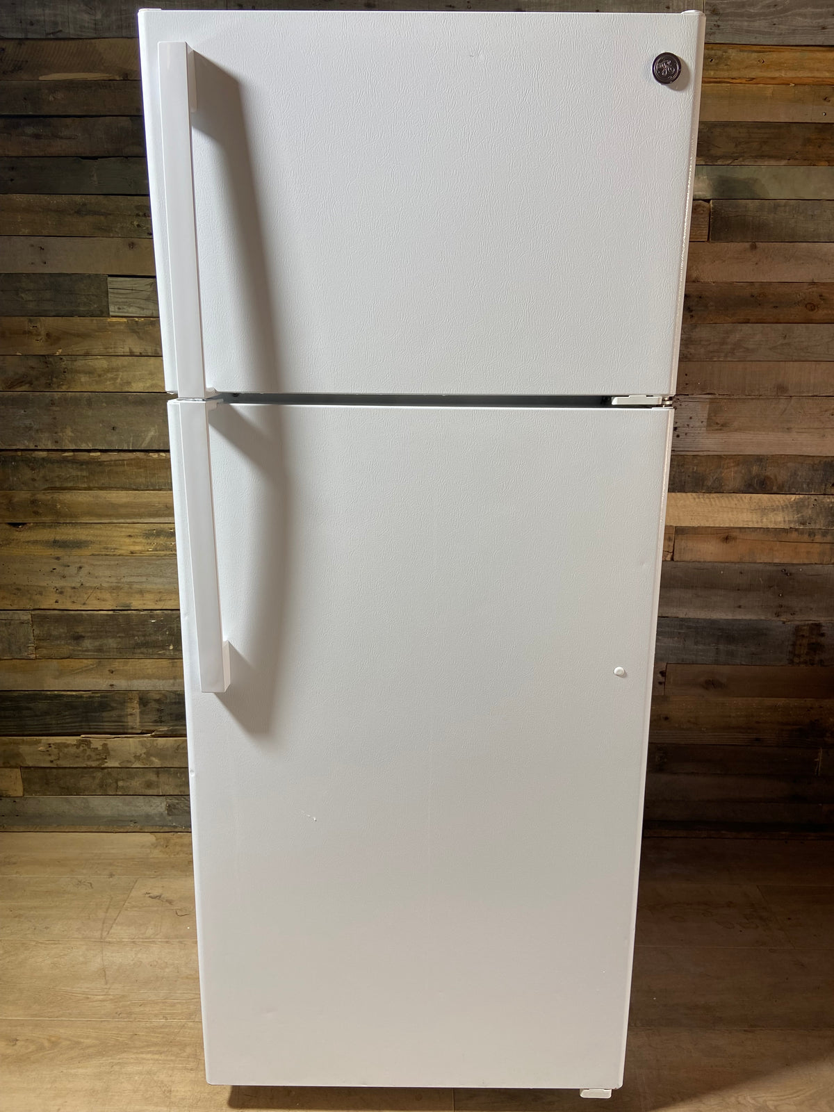 GE White Top/Bottom Refrigerator With Ice Maker