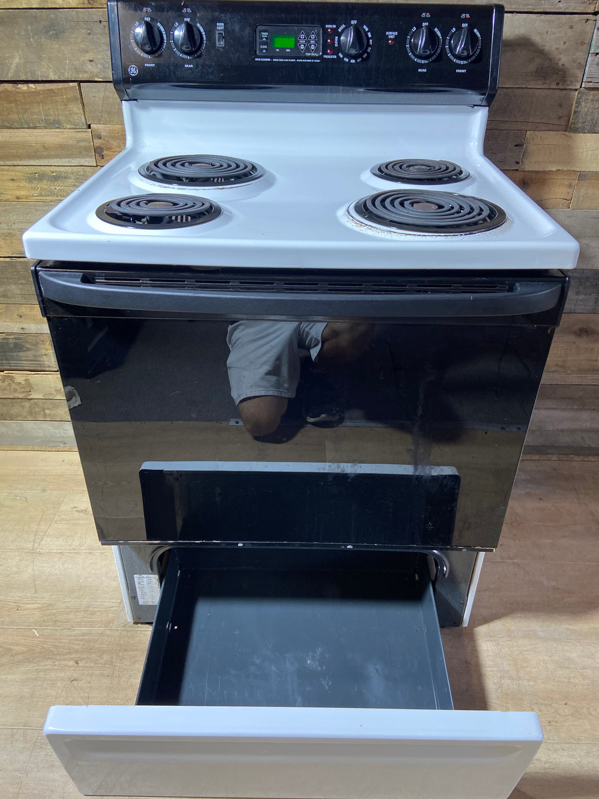 GE Black & White Coil Top Range
