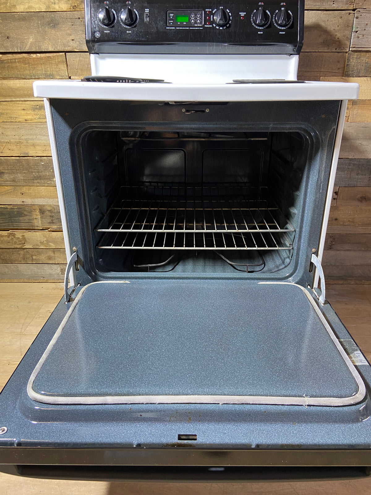 GE Black & White Coil Top Range
