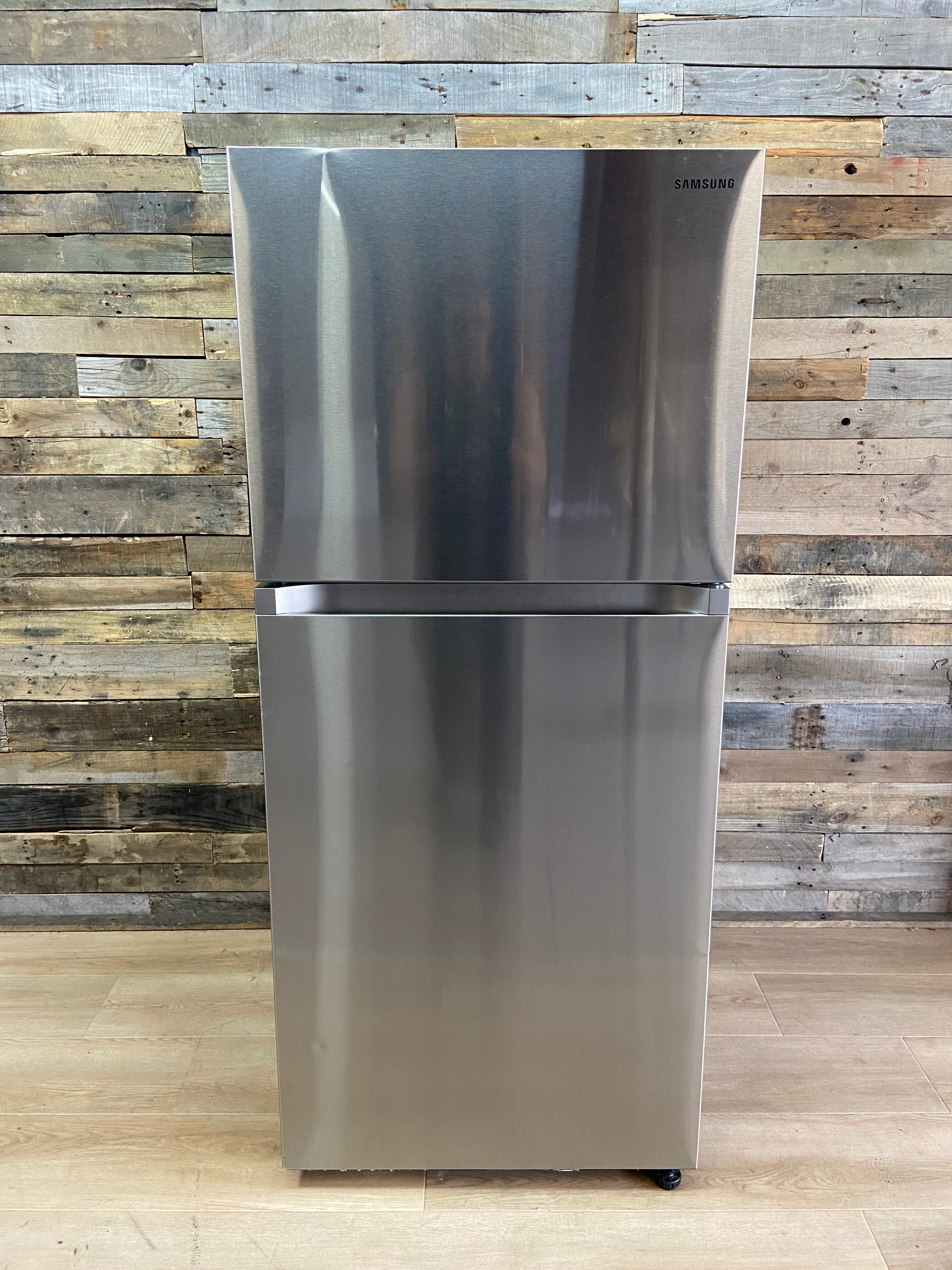 Samsung 18-Cu. Ft. Top Freezer Refrigerator with Ice Maker
