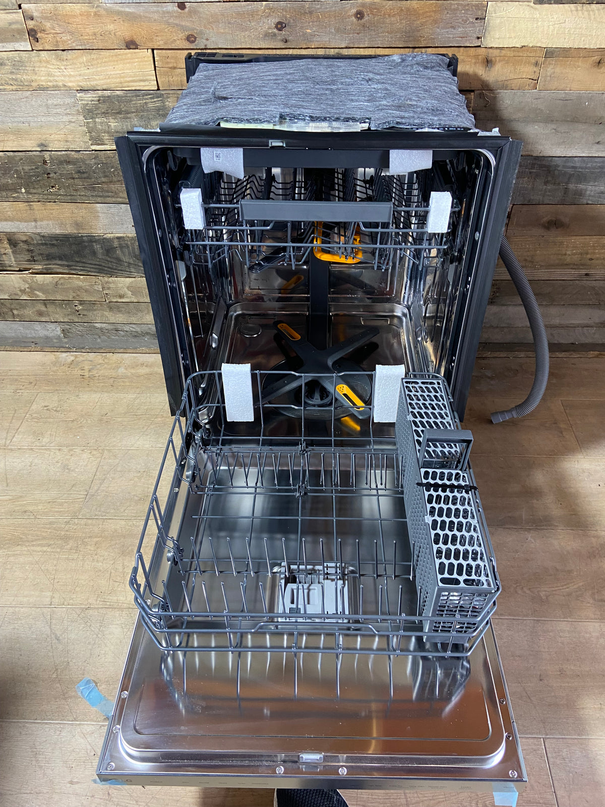LG ThinQ FlushFit 24-in Top Control Built-in Dishwasher ( Printproof Stainless Steel ) With Third Rack, QuadWash