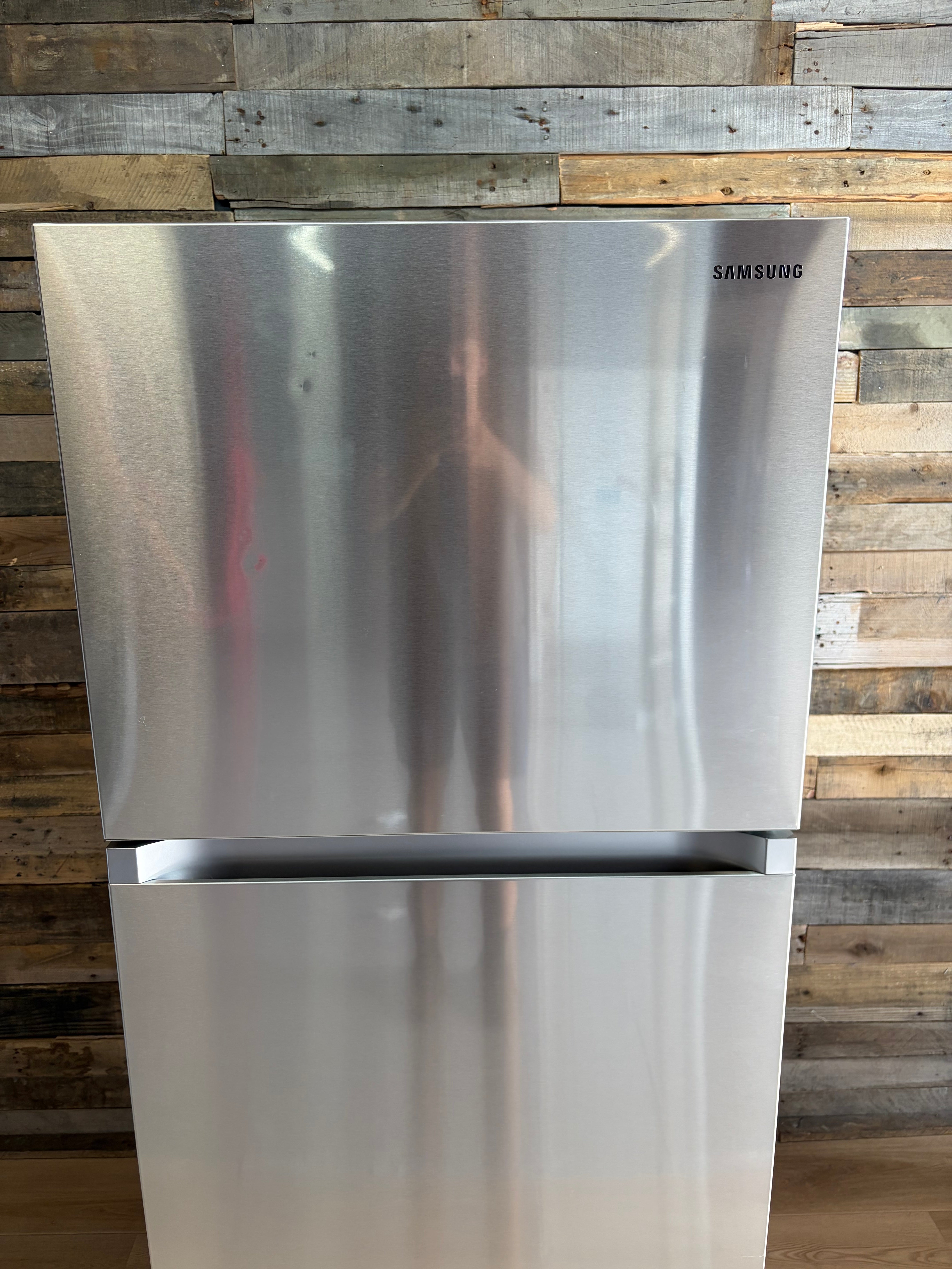 Samsung 18 cu. ft. Top Freezer Refrigerator with FlexZone™ and Ice Maker in Stainless Steel