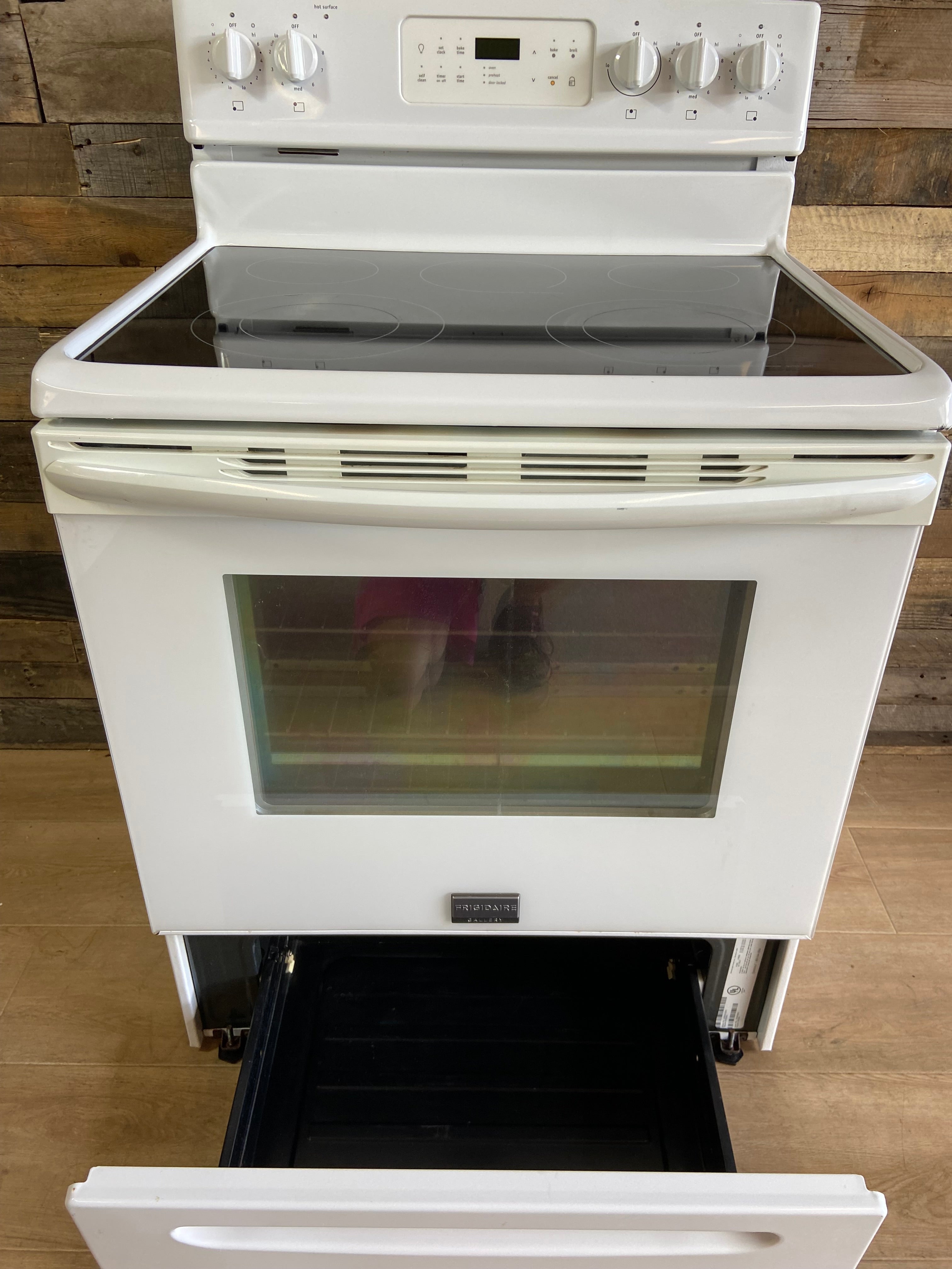 Frigidaire Gallery White Glass Top 5 Burner Range