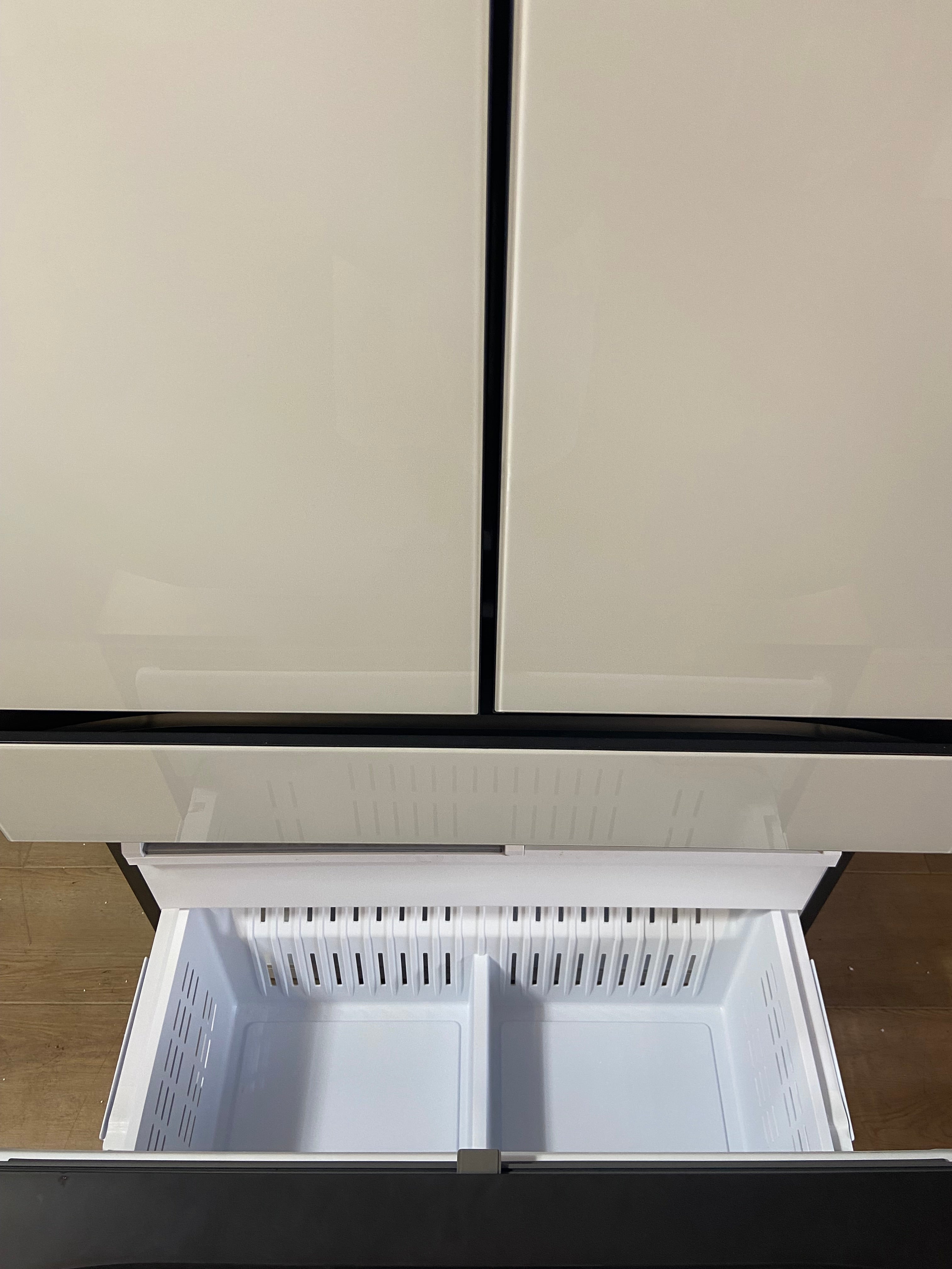 Samsung Bespoke Counter-Depth Beverage Center 23-cu ft 4 -Door 36-in Wide with Dual Ice Maker and Door within Door ( White Glass )