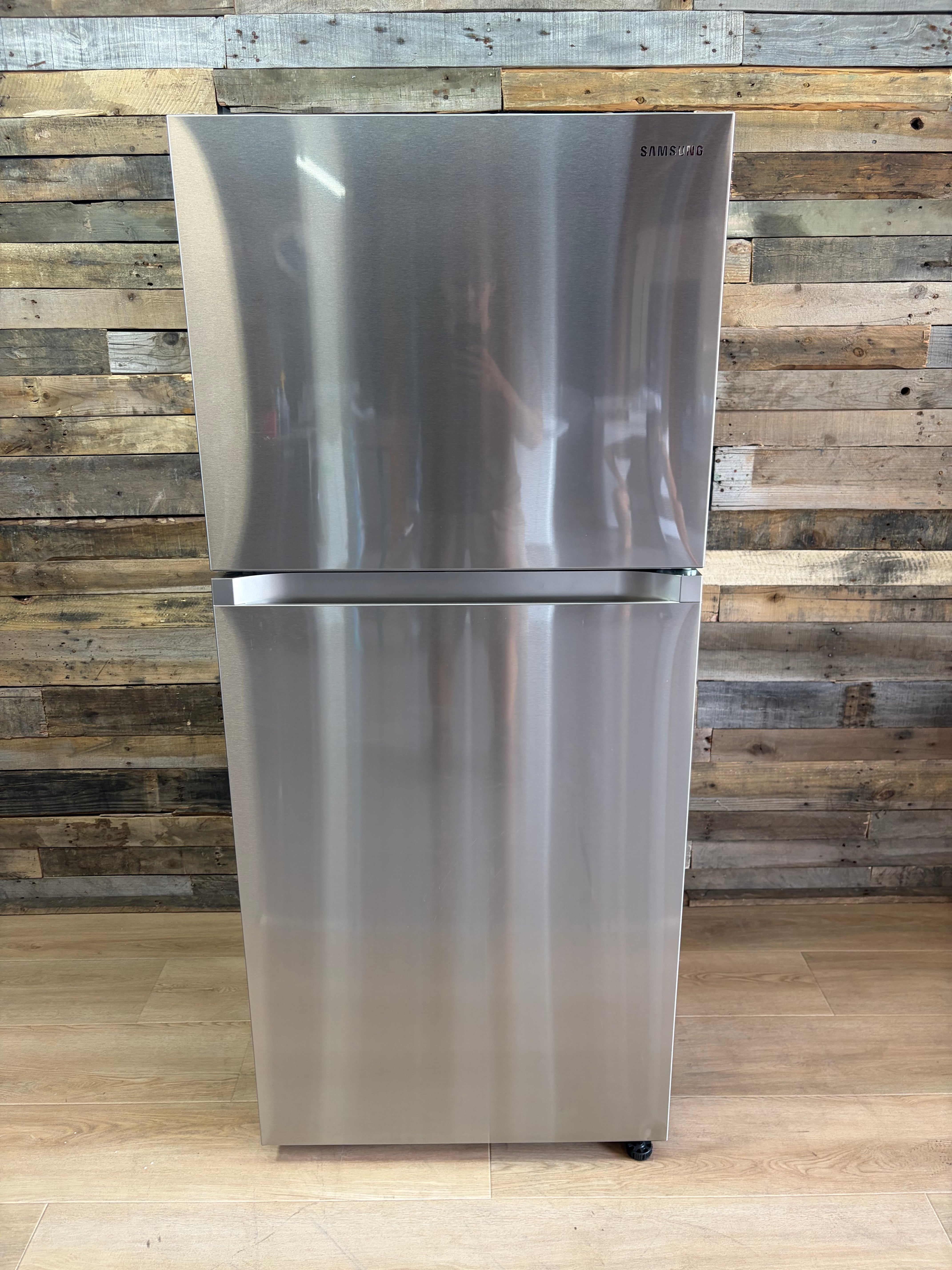 Samsung 18-Cu. Ft. Top Freezer Refrigerator with Ice Maker