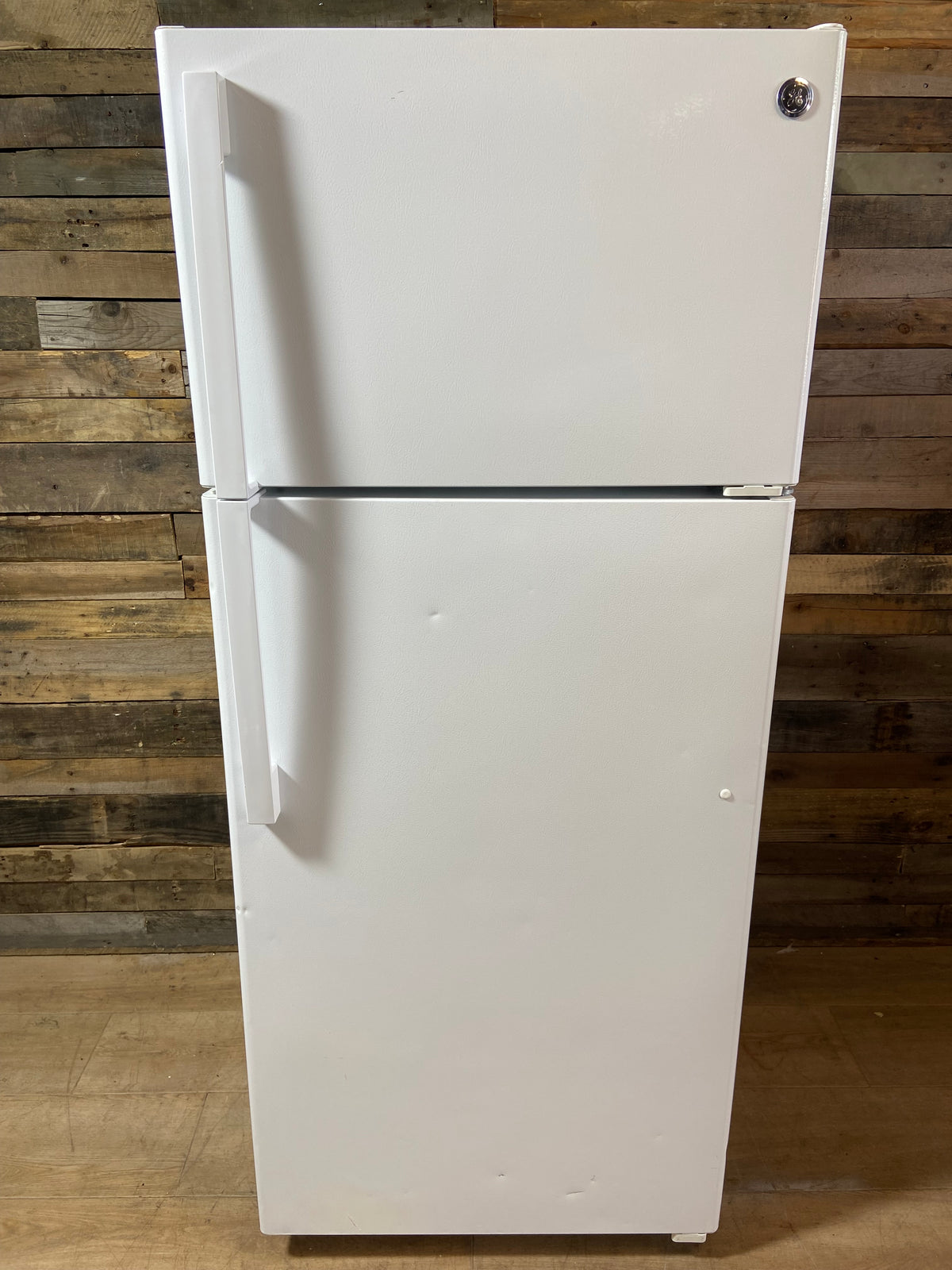 GE White Top/Bottom Refrigerator With Ice Maker