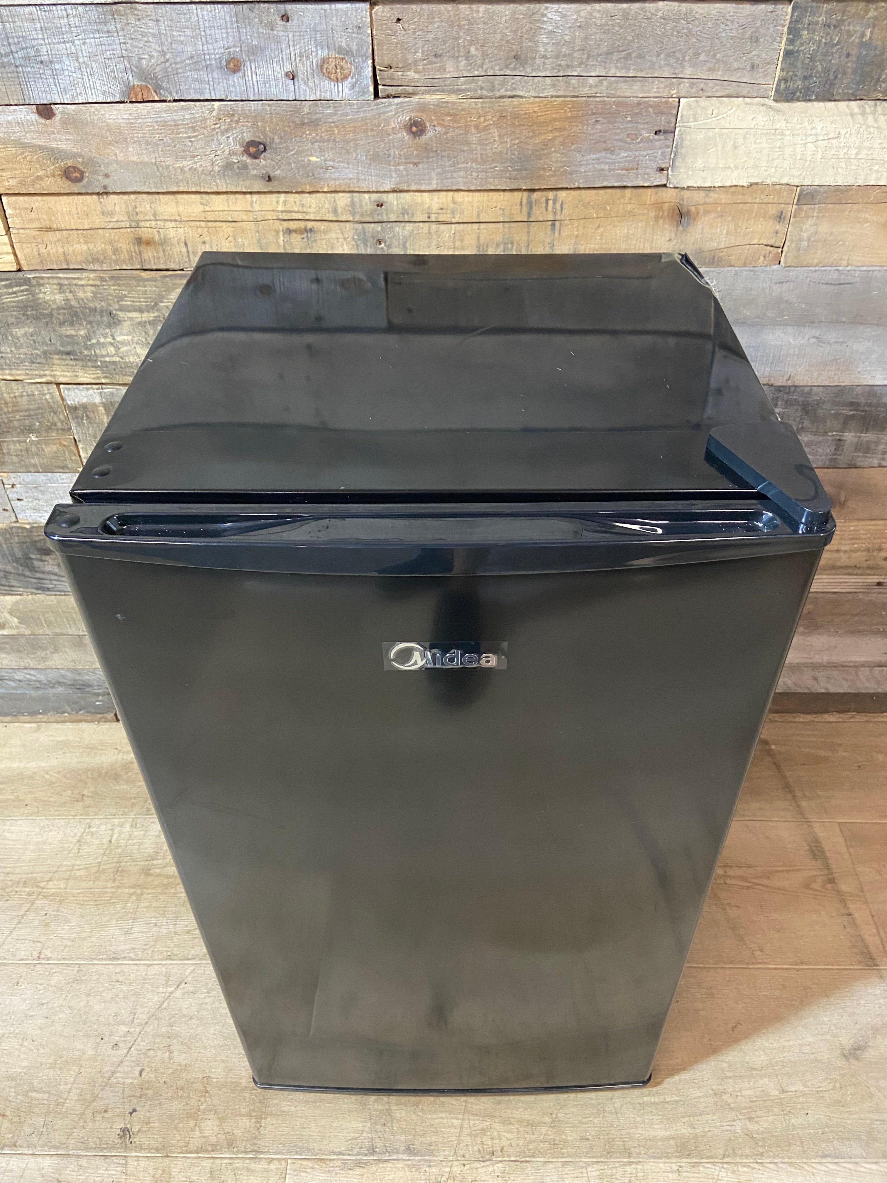 Midea 3.3-cu ft Mini Fridge ( Black ) ENERGY STAR
