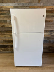 GE White Refrigerator With Ice Maker