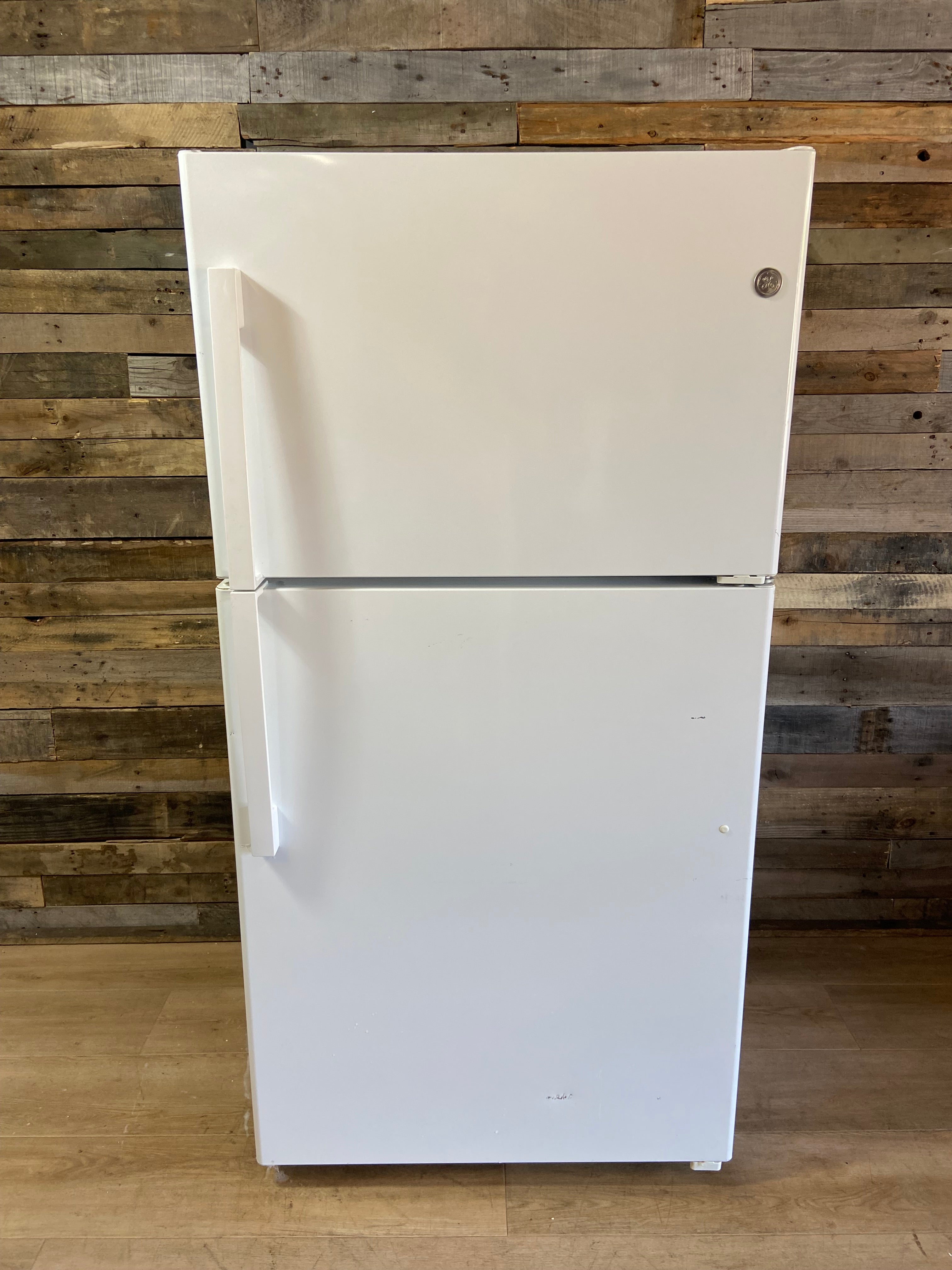 GE White Refrigerator With Ice Maker