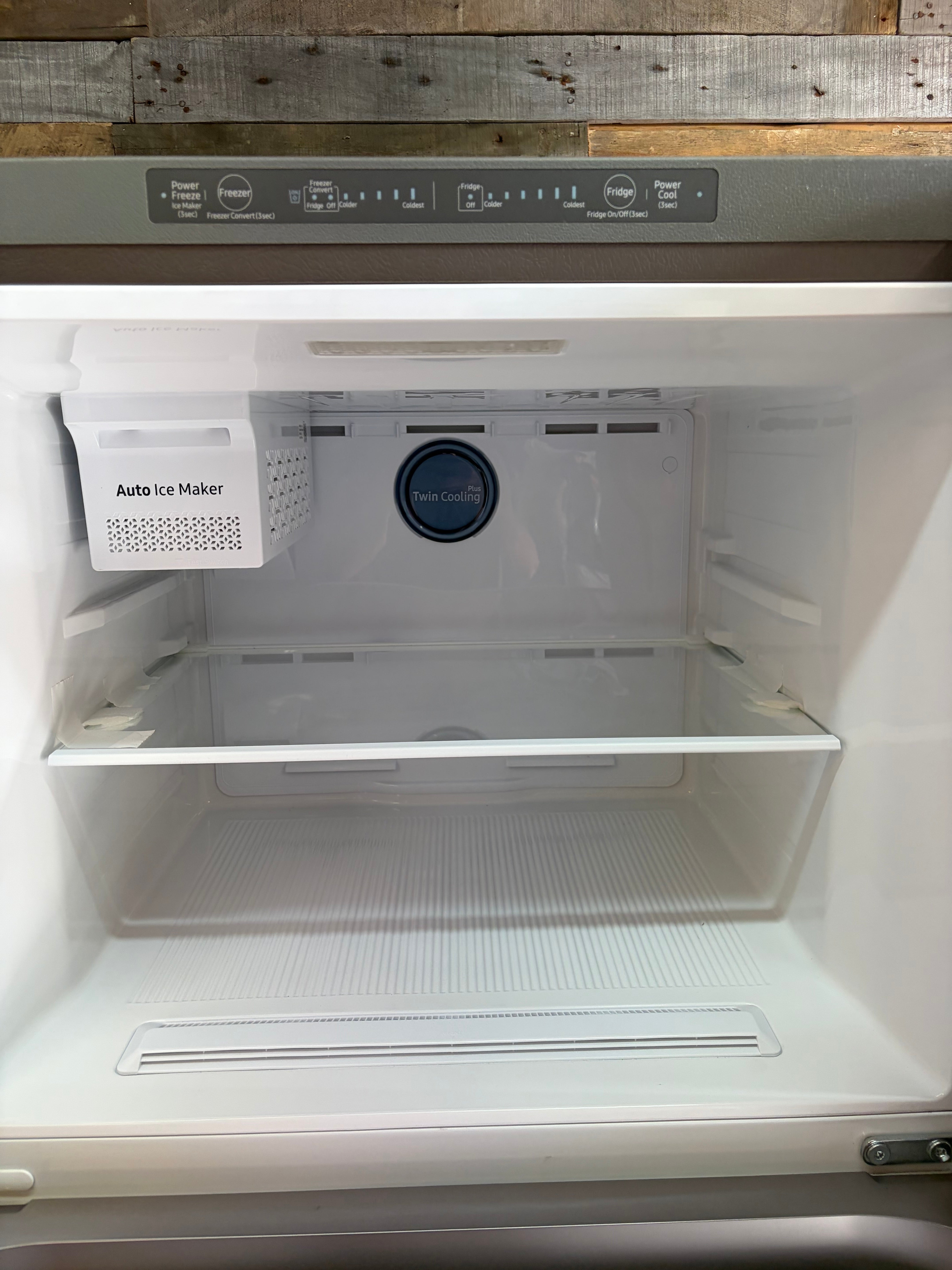 Samsung 18 cu. ft. Top Freezer Refrigerator with FlexZone™ and Ice Maker in Stainless Steel