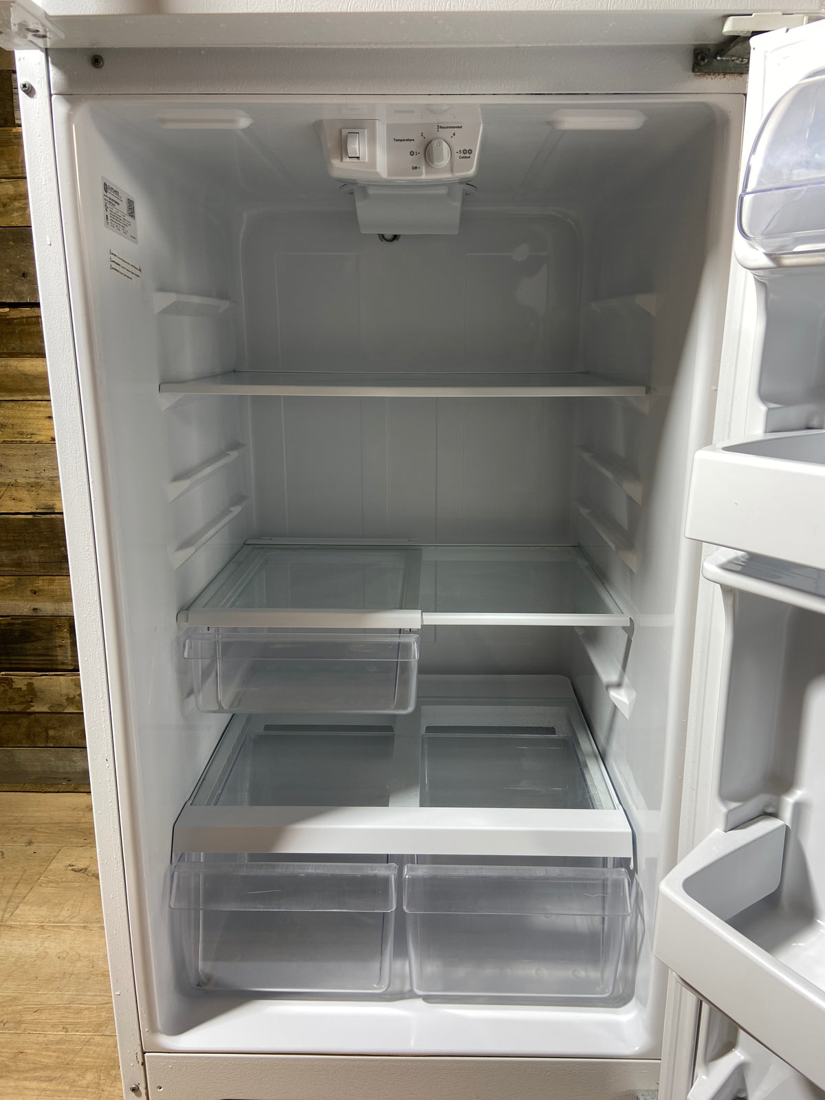 GE White Top/Bottom Refrigerator With Ice Maker
