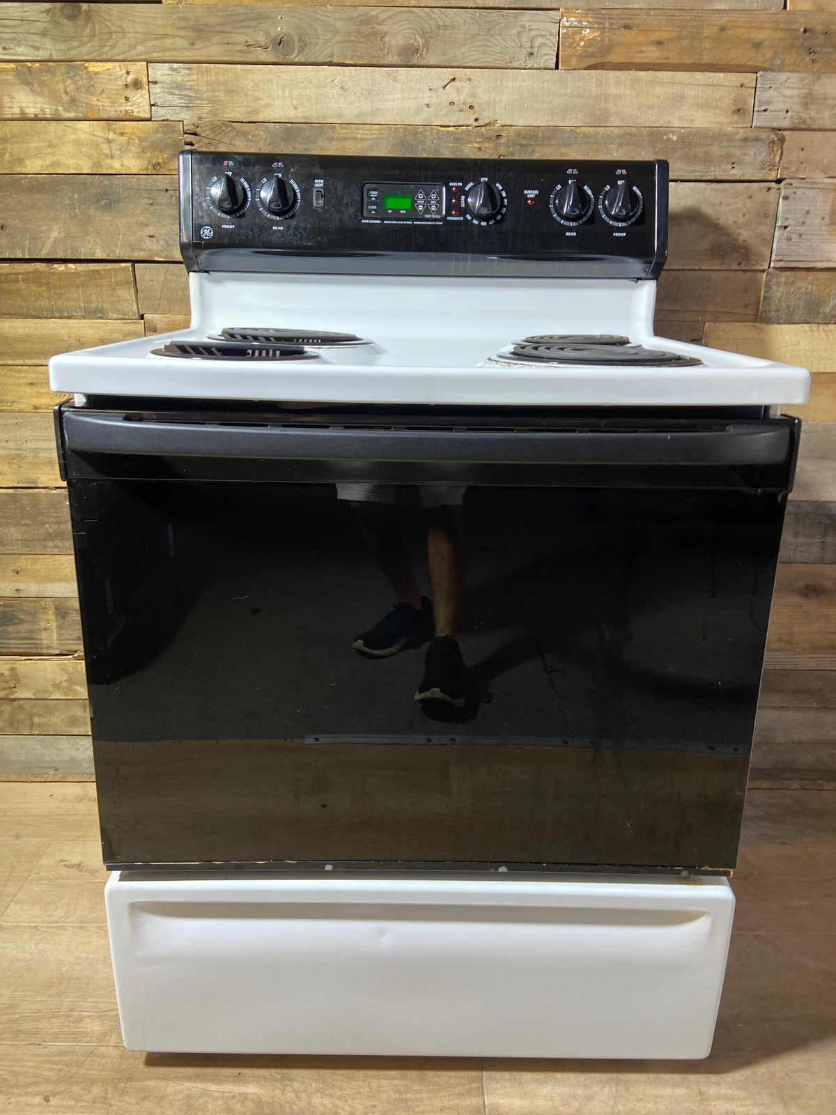 GE Black & White Coil Top Range