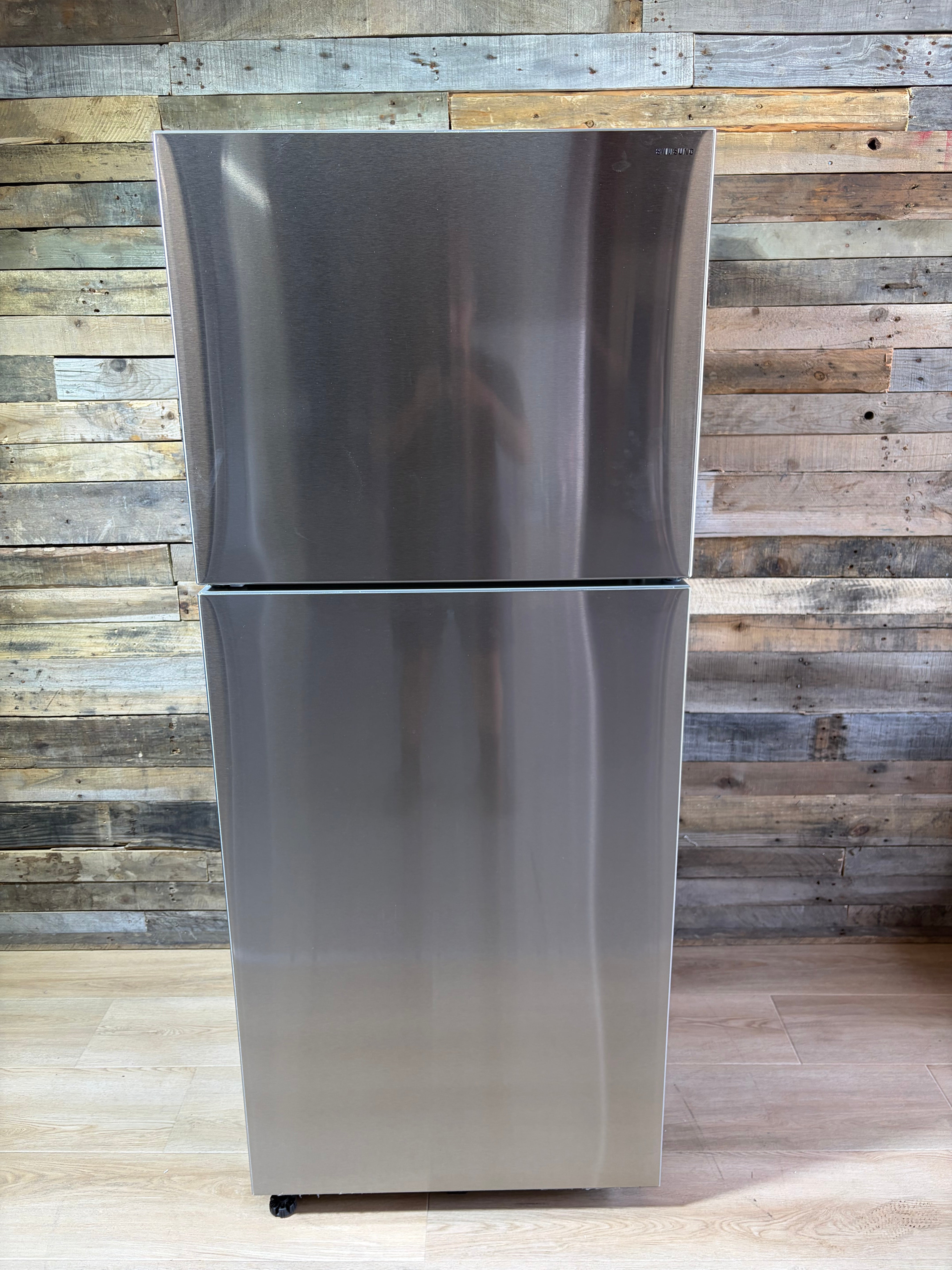 Samsung RT70F18LASRAA – 18 Cu. Ft. Top Freezer Refrigerator with Ice Maker (Stainless Steel)