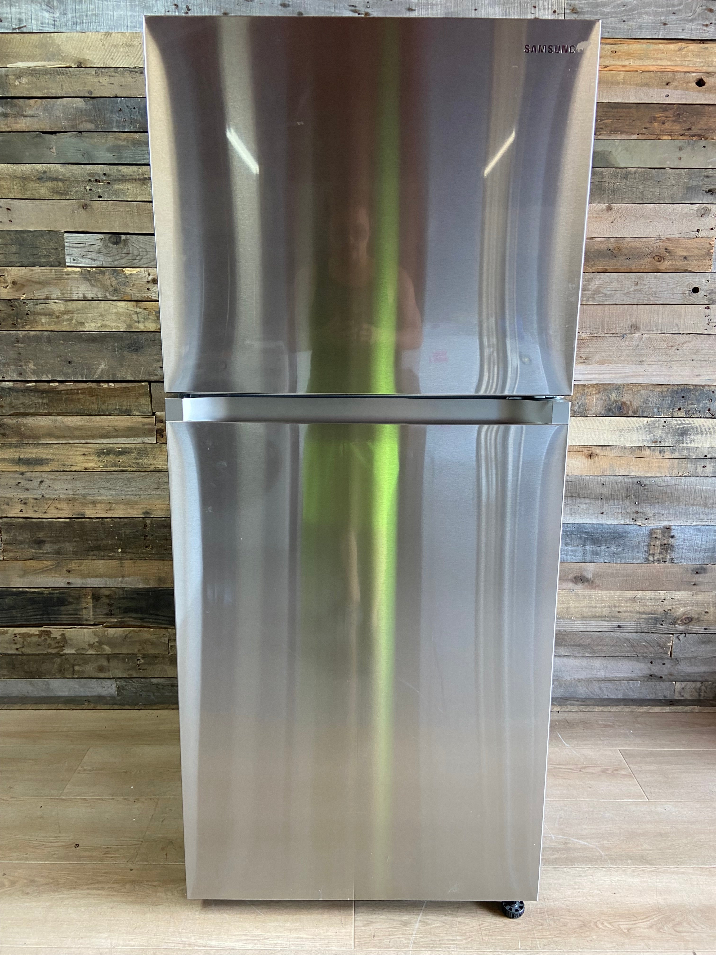 Samsung Garage Ready 17.5-cu ft Standard-Depth 28-in Wide Top-Freezer Refrigerator
