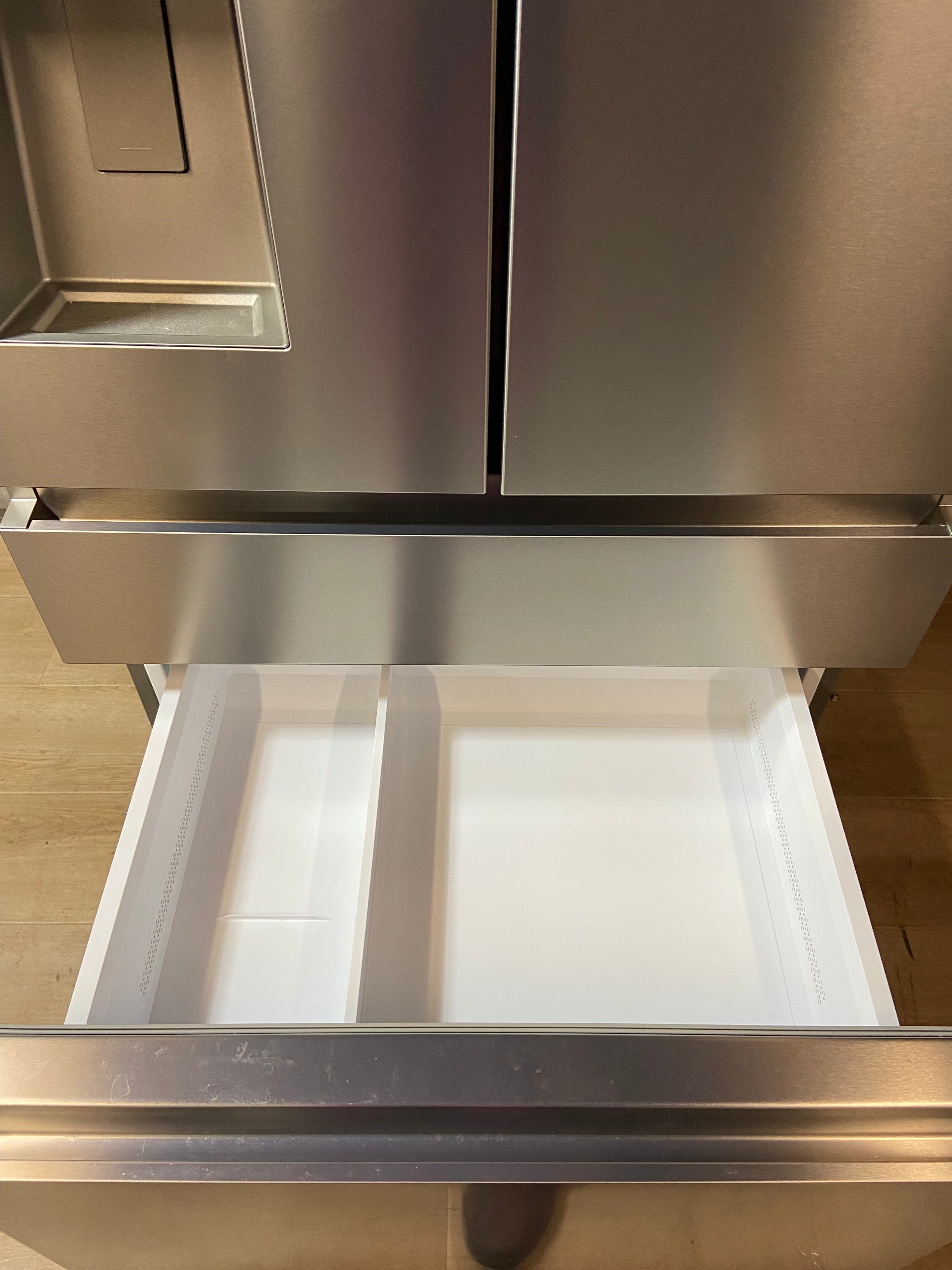 Hisense PureFlat Standard-Depth 25.6-cu ft 36-in Wide with Ice Maker ( Fingerprint resistant stainless steel )