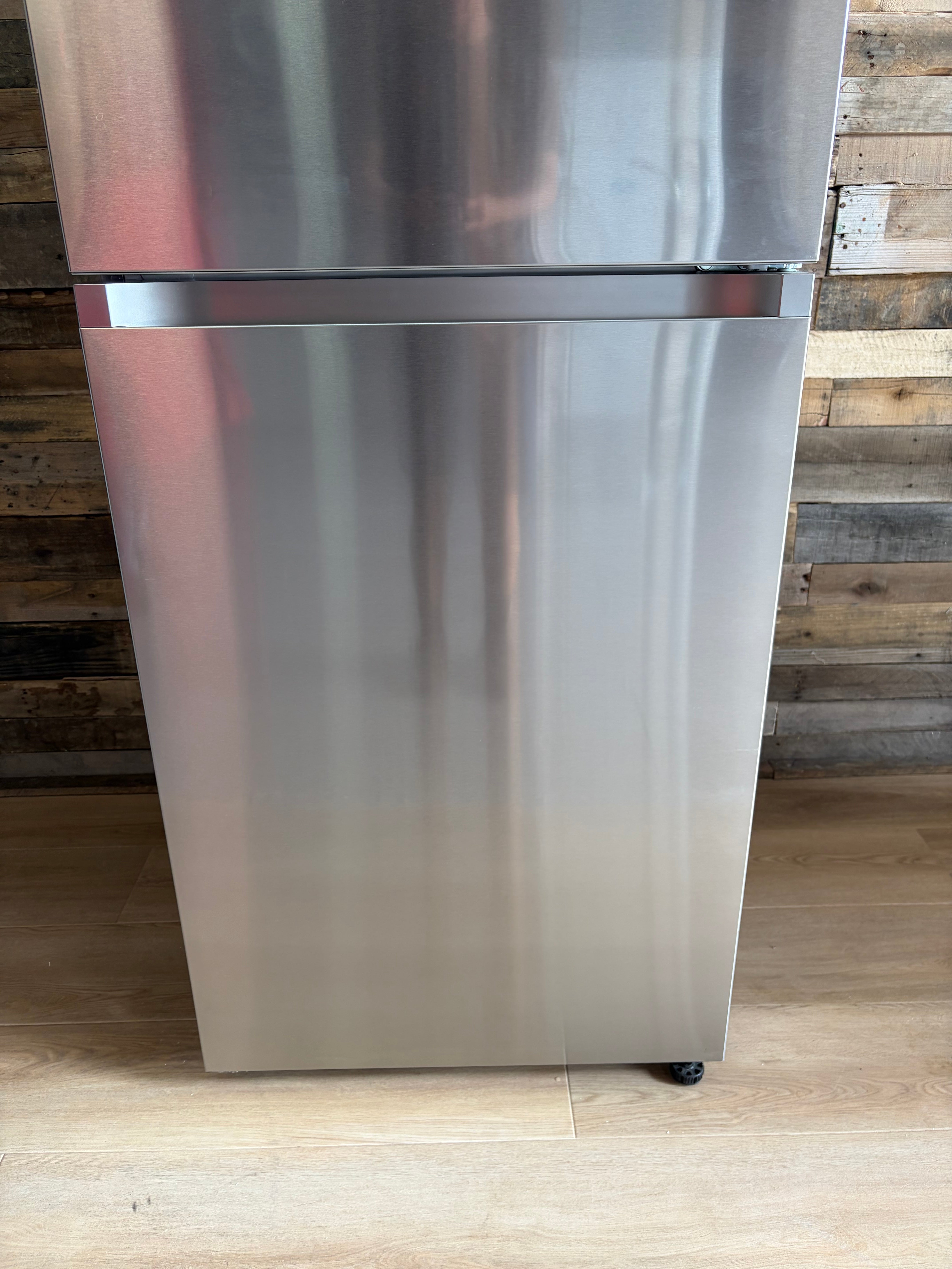 Samsung 18 cu. ft. Top Freezer Refrigerator with FlexZone™ and Ice Maker in Stainless Steel