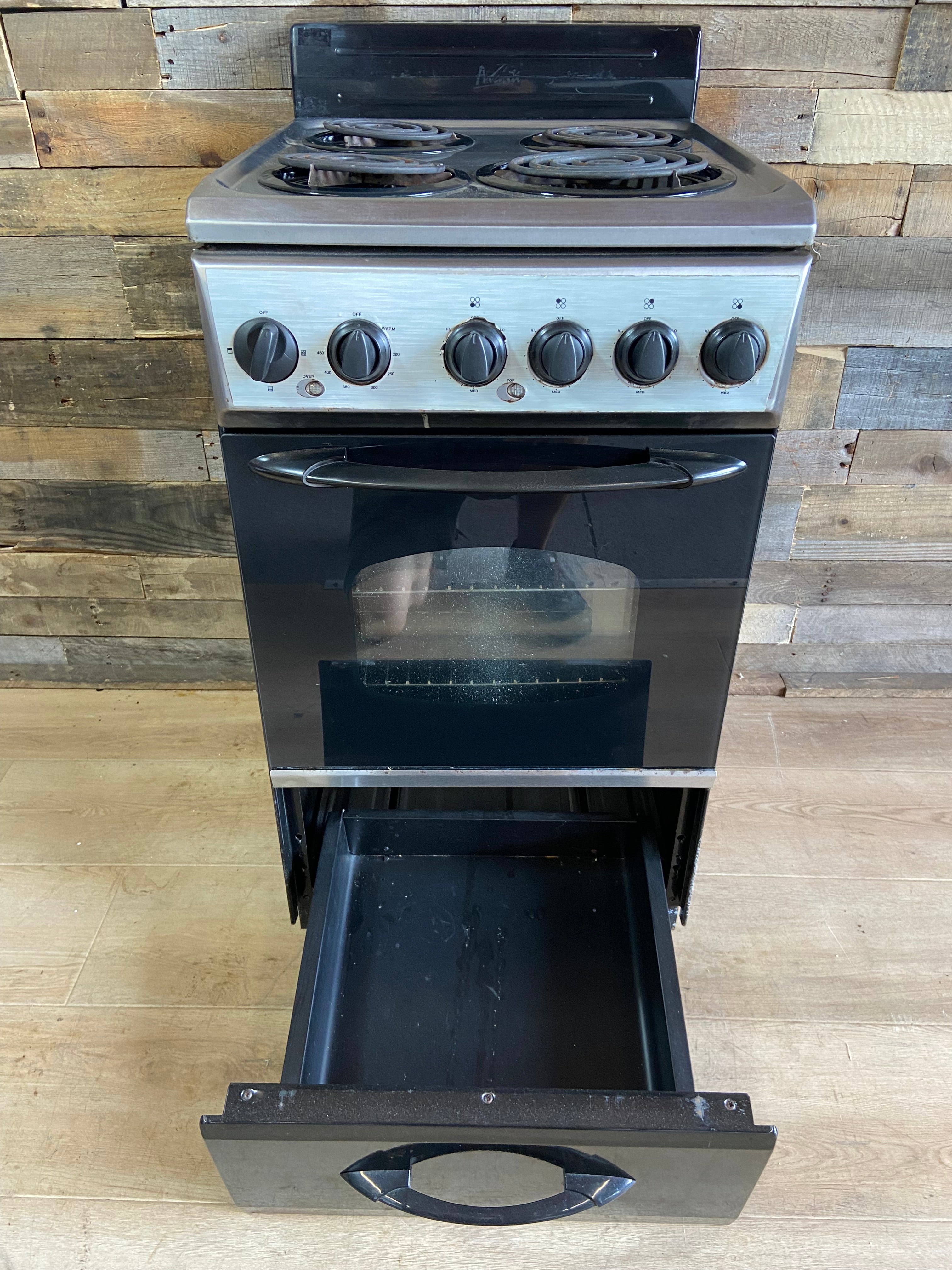 Avanti 20 Inch Freestanding Electric Range with 4 Coiled Elements