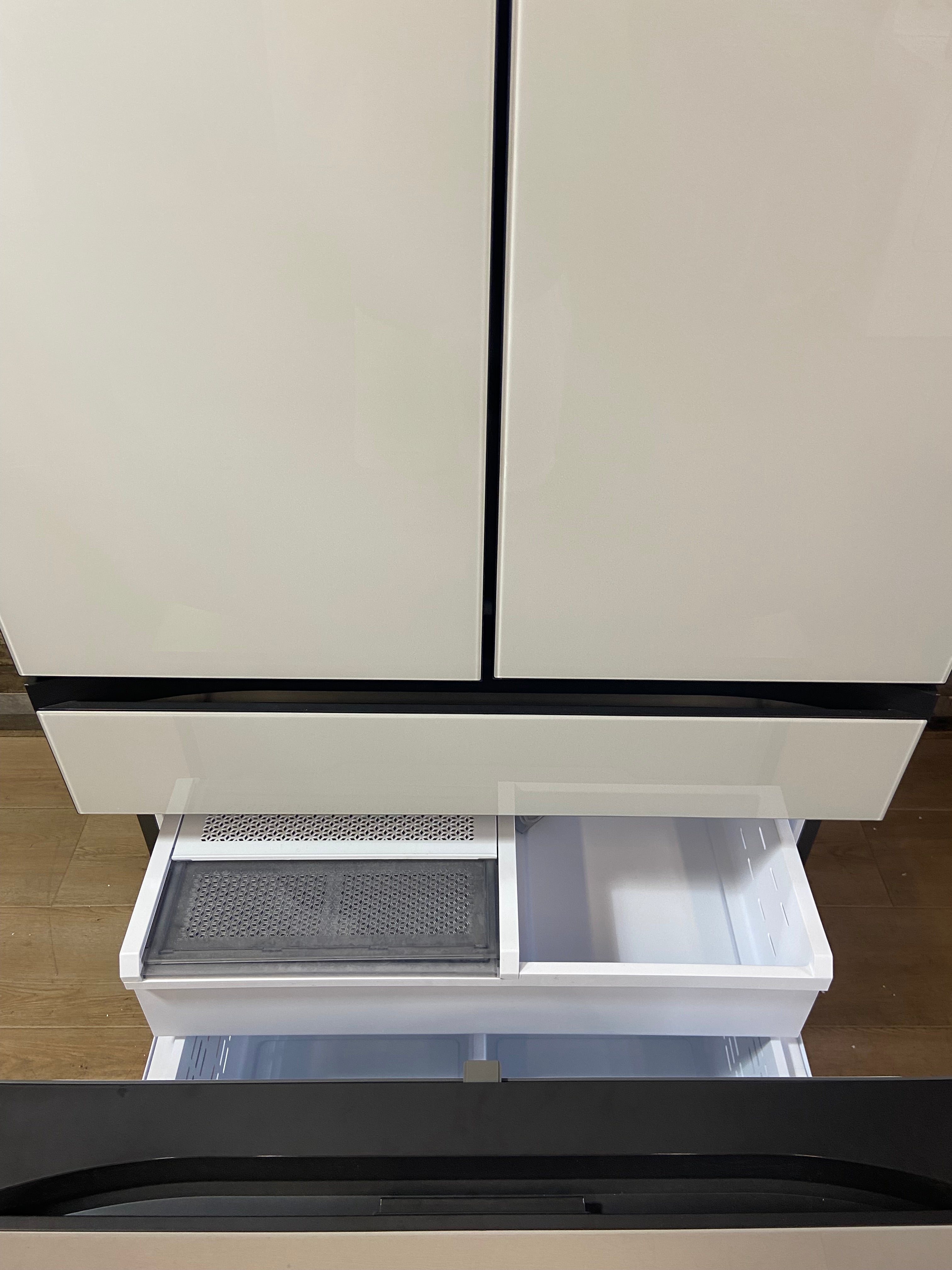 Samsung Bespoke Counter-Depth Beverage Center 23-cu ft 4 -Door 36-in Wide with Dual Ice Maker and Door within Door ( White Glass )