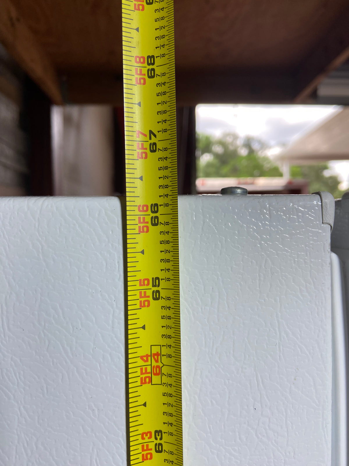 GE White Top/Bottom Refrigerator With Ice Maker